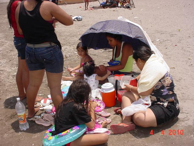 La familia en la playa